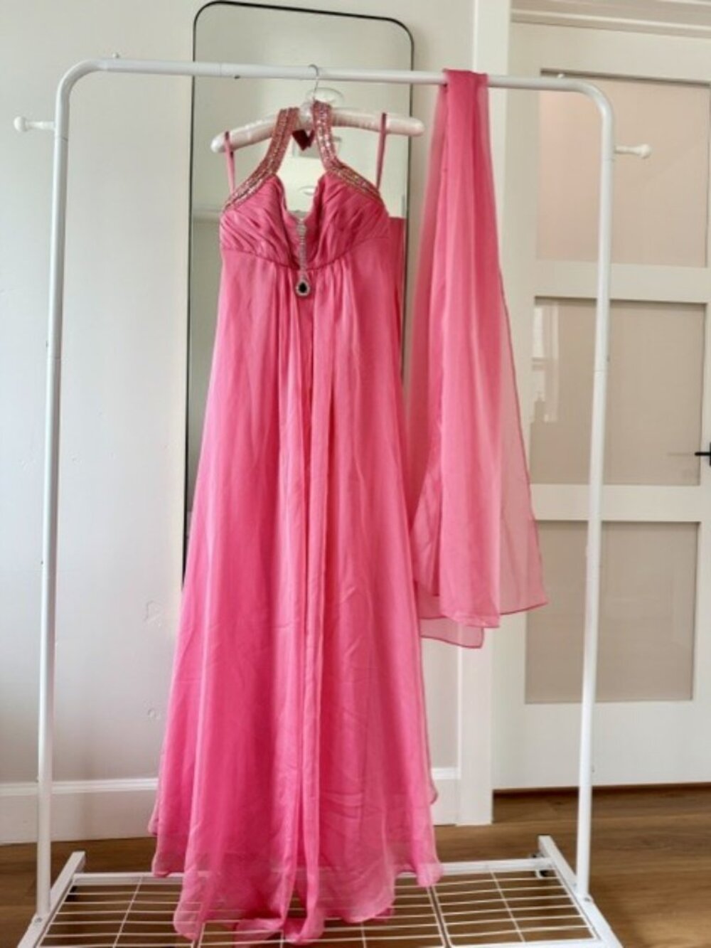 Flowing pleated pink maxi dress lack of back